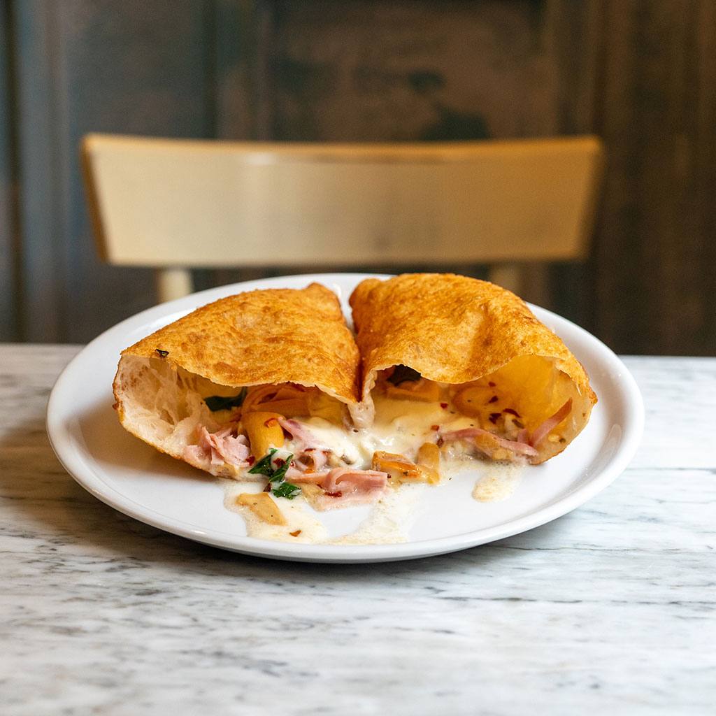 Capriccio – Funghi porcini, prosciutto, provola, peperoncino, basilico