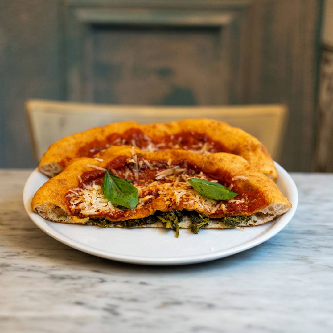 ’A Dummeneca – Montanara ripiena di friarielli, ragù, scaglie di caciocavallo