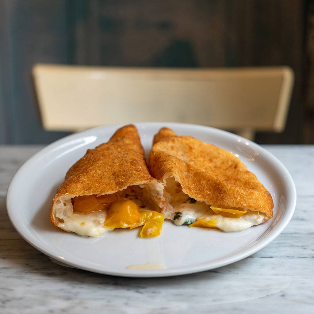 Faccia gialla – Provola di Sorrento, pomodorini gialli del Piennolo, ricotta salata disidratata, peperoncino