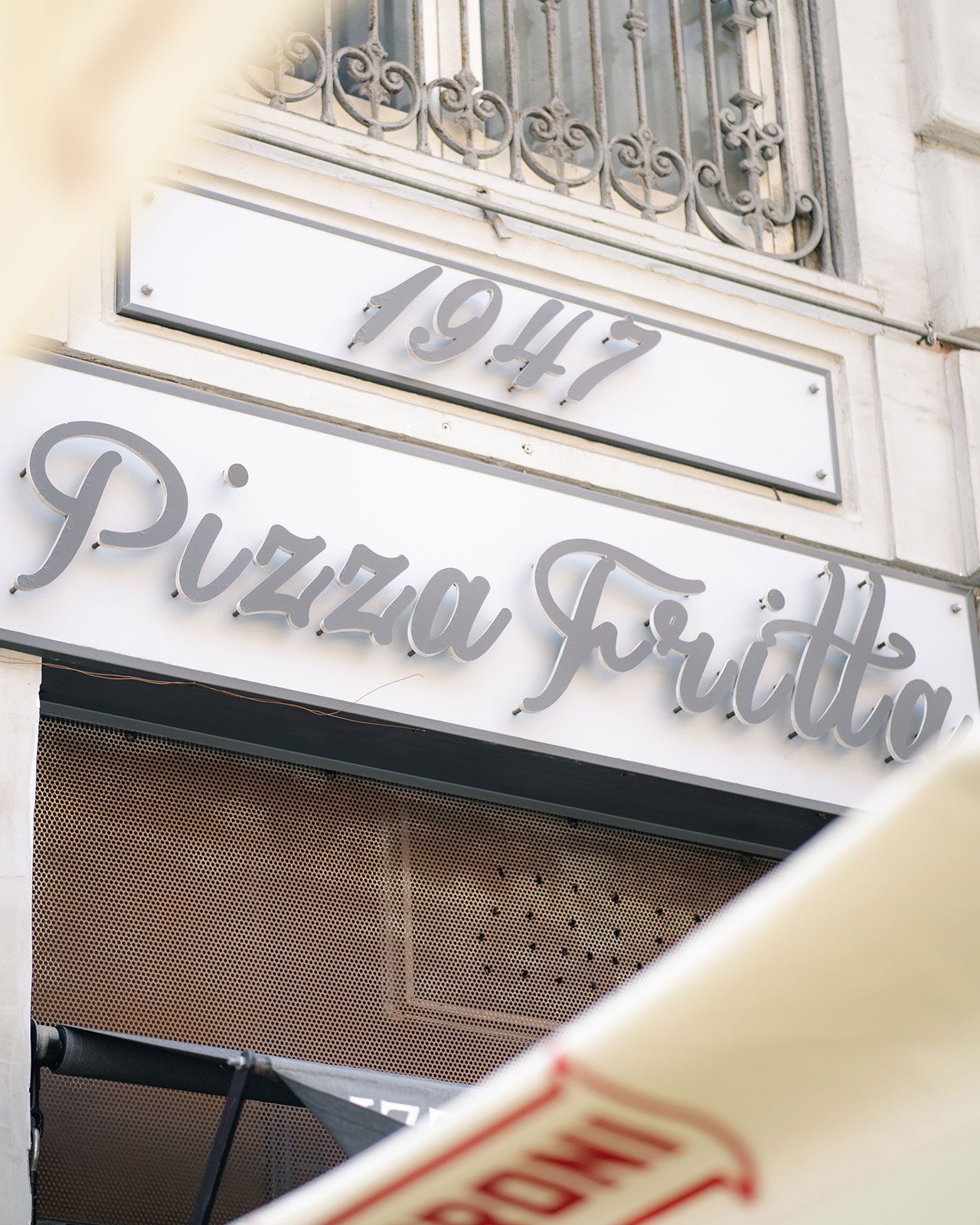 Pizza fritta napoletana con provola e pomodorini gialli del Piennolo