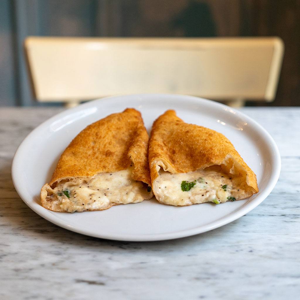 Profumo di genovese (pizza Marisa)* – Provola di Sorrento, patè di cipolla ramata di Montoro, cacioricotta salata, basilico, pepe