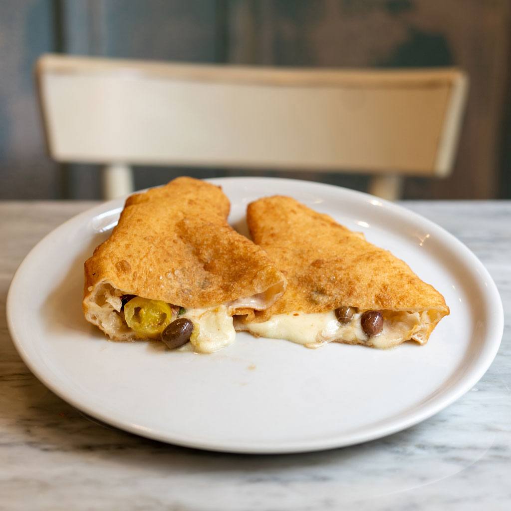 Scarulì – Provola di Sorrento, scarola saltata con olive nere, capperi, peperoncino